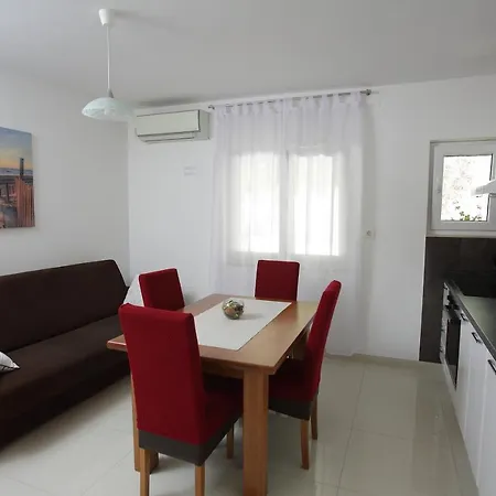 Luka Apartment *