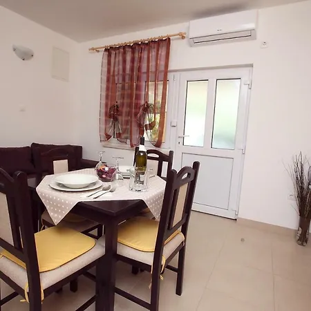 Luka Apartment *